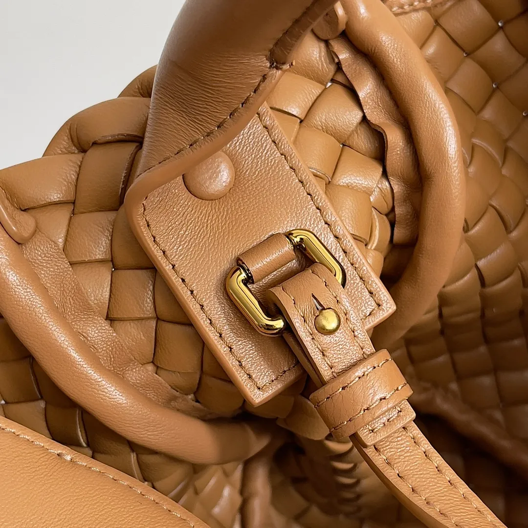 Batch 1760 BOTTEGA VENETA's new mini COBBLE bag. This season's mini Cobble series brings a new style of handbag. The body of the bag resembles the shape of a "Yuanbao", giving you good luck throughout autumn and winter! This Yuanbao bag is made of three pieces of quilted cotton and has an unlined body, showing its quiet power. The bag is carefully designed to create a three-dimensional look. The joints and edges are decorated with lambskin strips to create a sense of simplicity. The handbag is not lined, so you can directly appreciate the consistent lambskin on the outside and inside. It is beautiful both inside and outside. The top handle of this handbag is made of leather-wrapped rope and is quite sturdy. The detachable shoulder strap is secured by a leather buckle inside the bag. Can be carried by hand, carried on the shoulder or cross-body, very easy to match! Style number: 805739 Size: 23*11*8cm